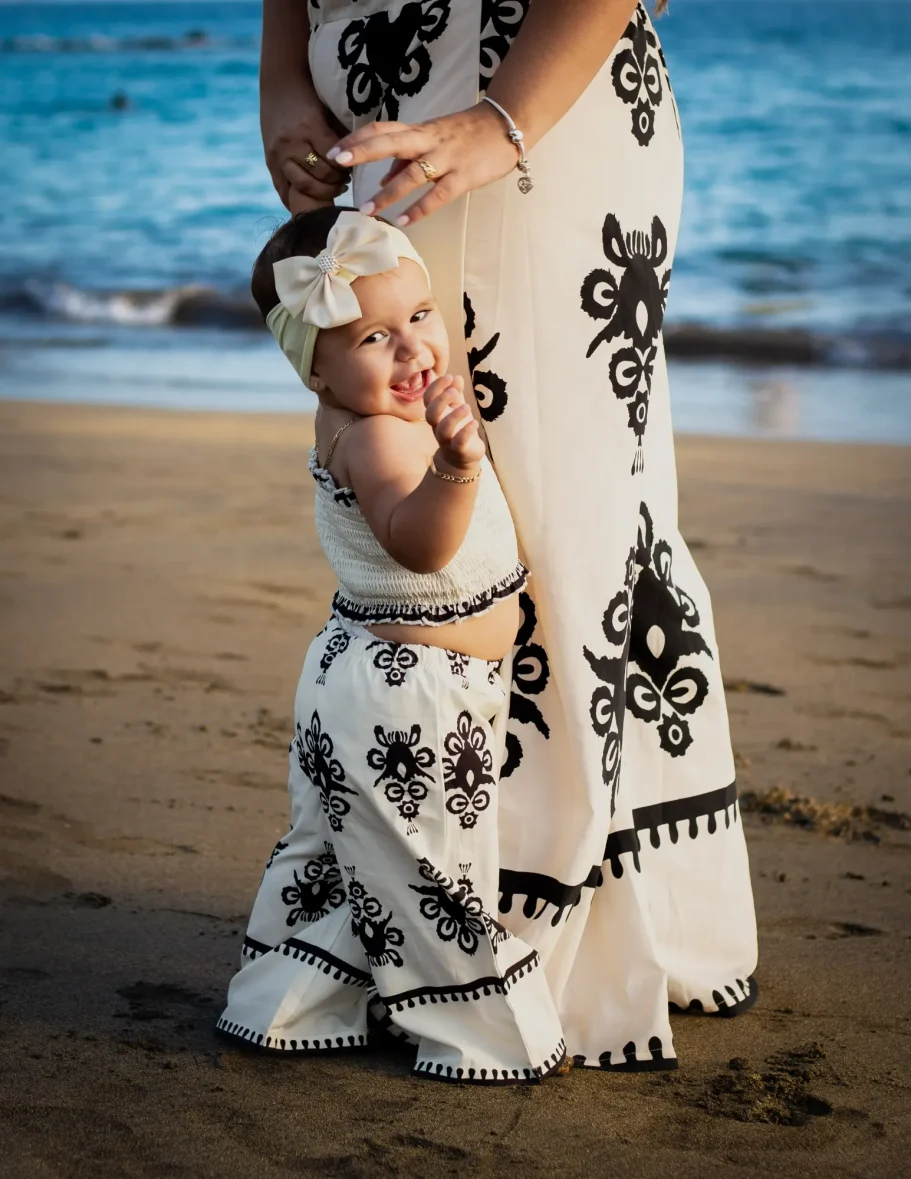 Niña jugando en la playa de Tenerife durante sesión fotográfica.
