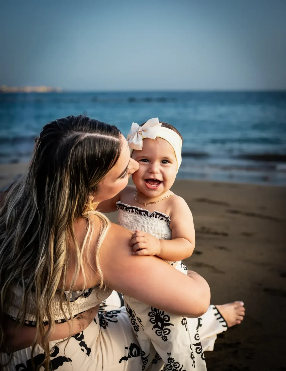 Bebé en brazos de su madre en sesión fotográfica en Tenerife.