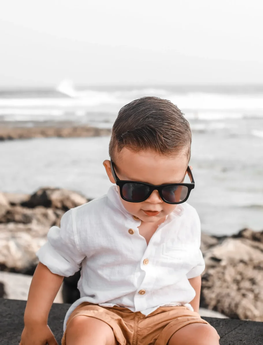 Bebé de un año sonriendo en sesión de fotos profesionales en Tenerife.