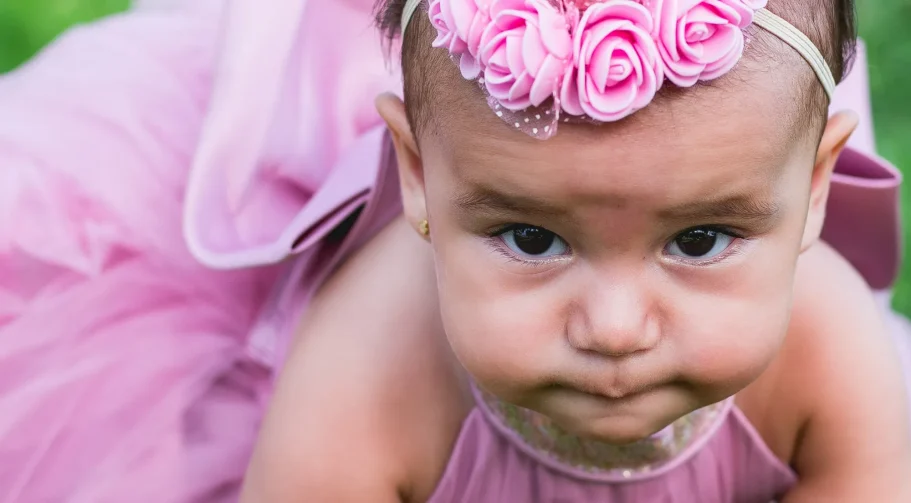 Niño celebrando su primer cumpleaños con sesión de fotos en Tenerife.