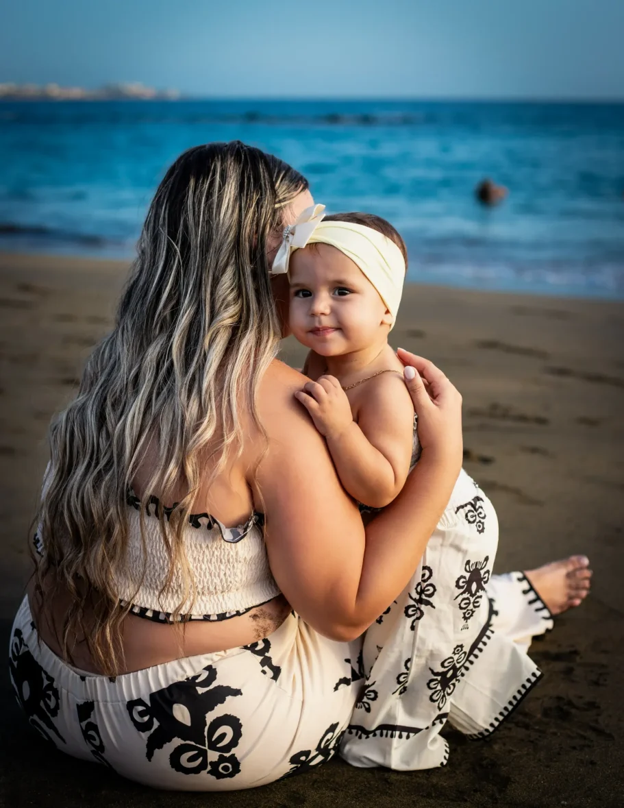 Padres abrazando a su bebé en sesión de fotos familiar en Tenerife.