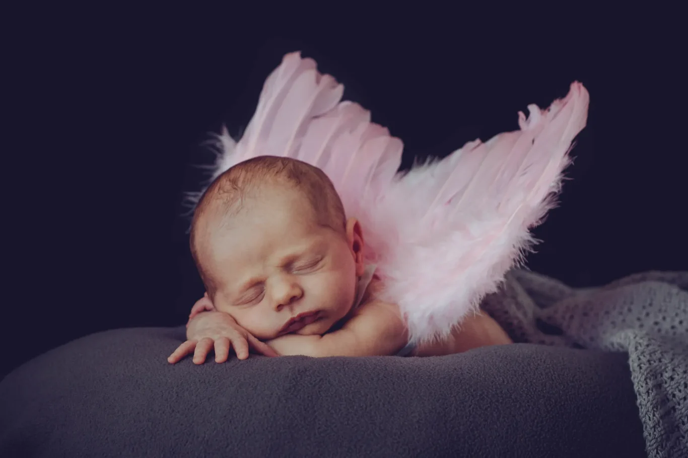 Fotografía artística de recién nacido en Tenerife, bebé posando con fondo neutro