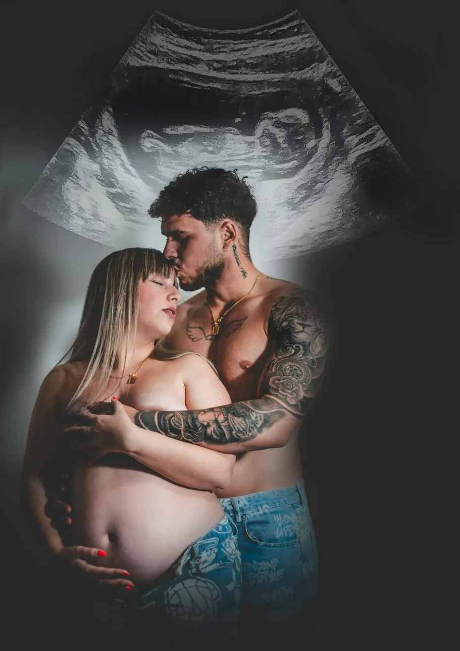 Foto de pareja de embarazada abrazándose