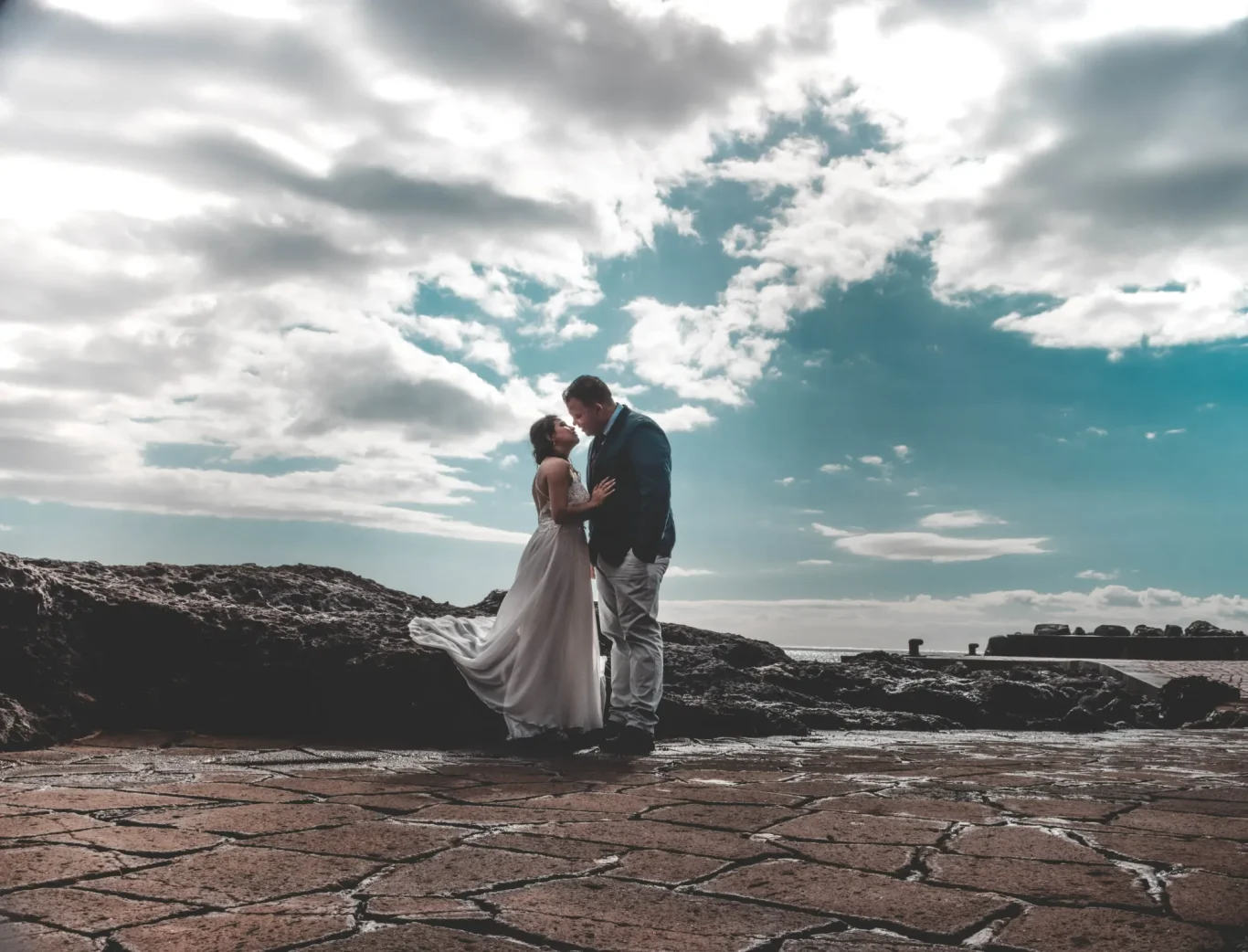 Foto de boda con pareja besándose frente al mar en tenerife