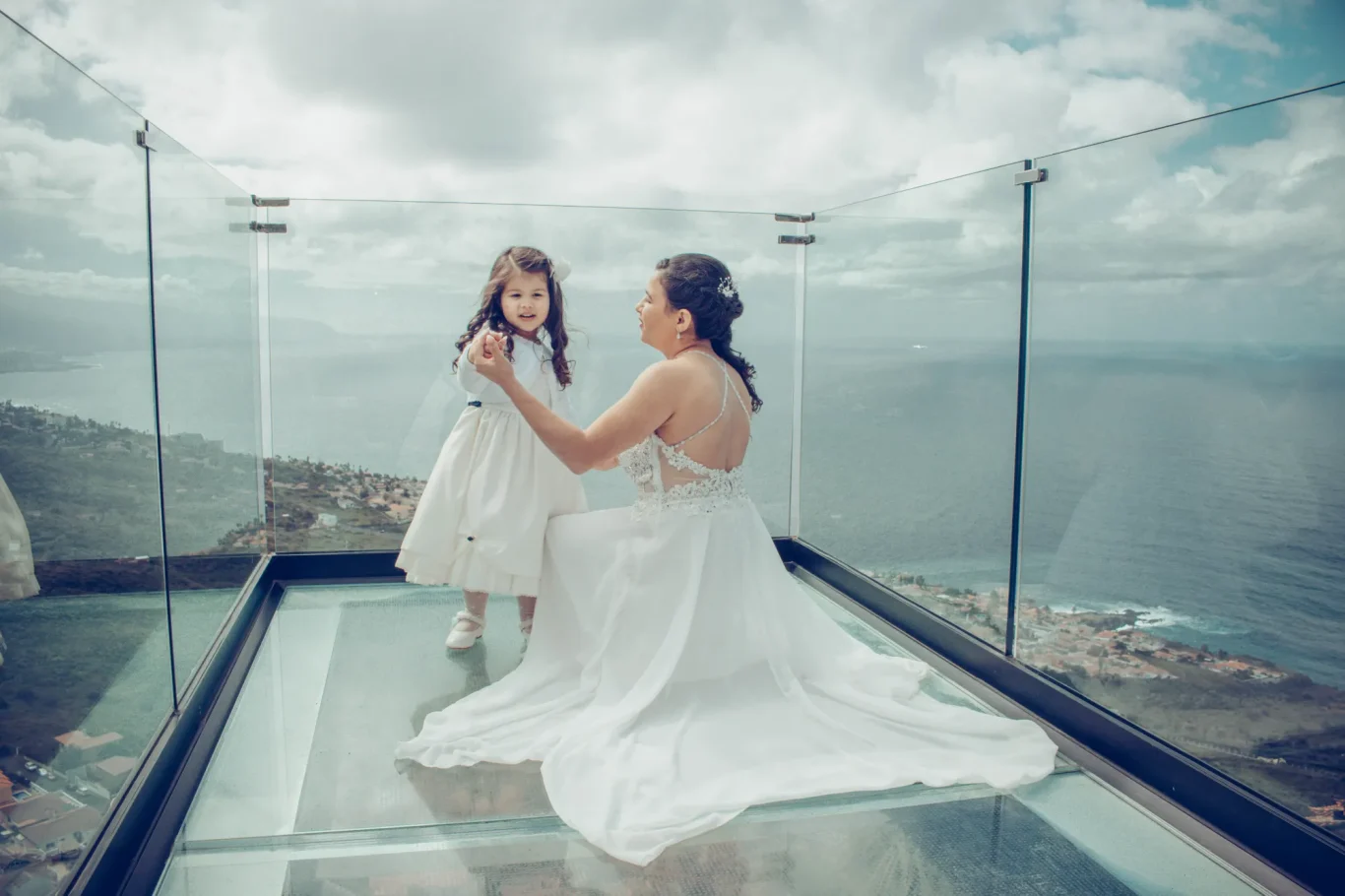fotos de invitados de la boda, niñas llevando los anillos junto a la novia en Tenerife