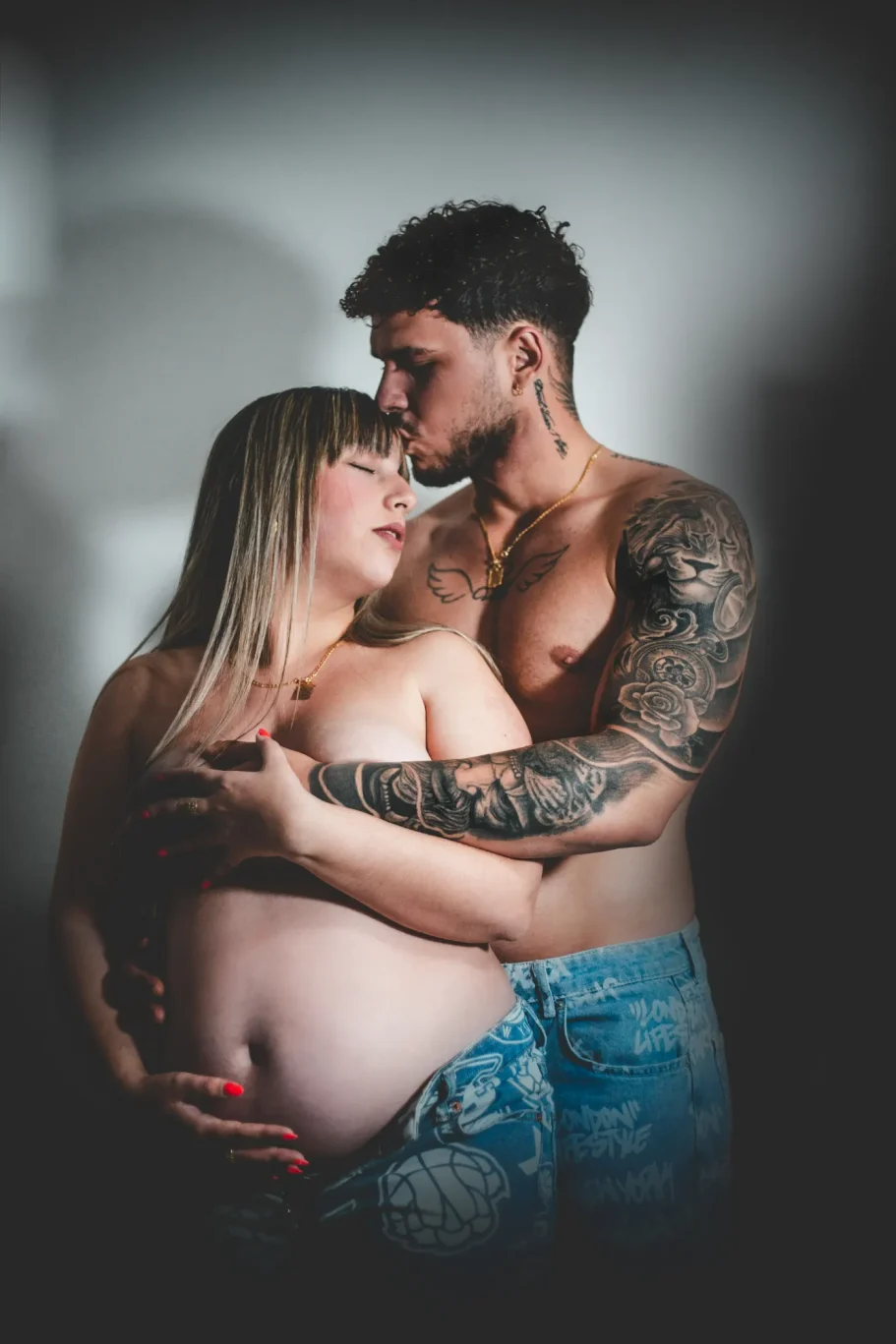 Foto de pareja de embarazada abrazándose