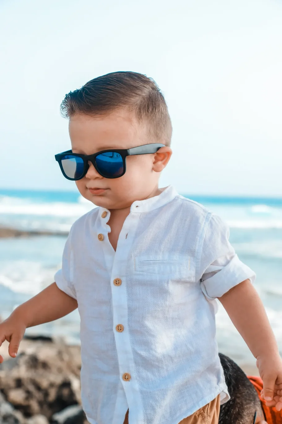 Niño de un año dando sus primeros pasos en sesión fotográfica en Tenerife.