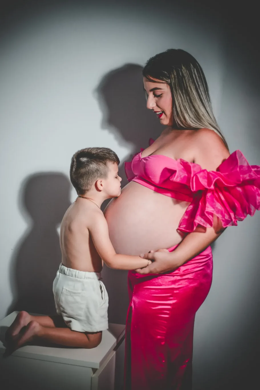 Foto de mujer embarazada con bebe pequeño. Foto de estudio de maternidad en Tenerife