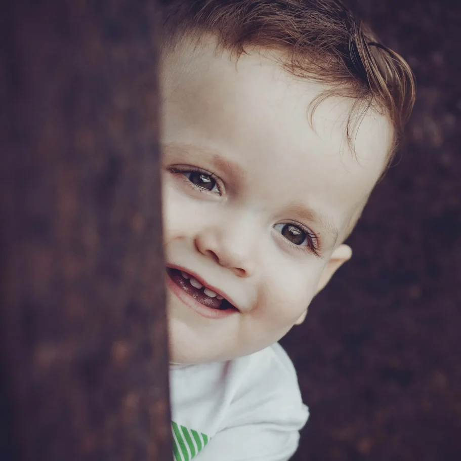 Retrato artístico de bebé con luz suave en Tenerife.