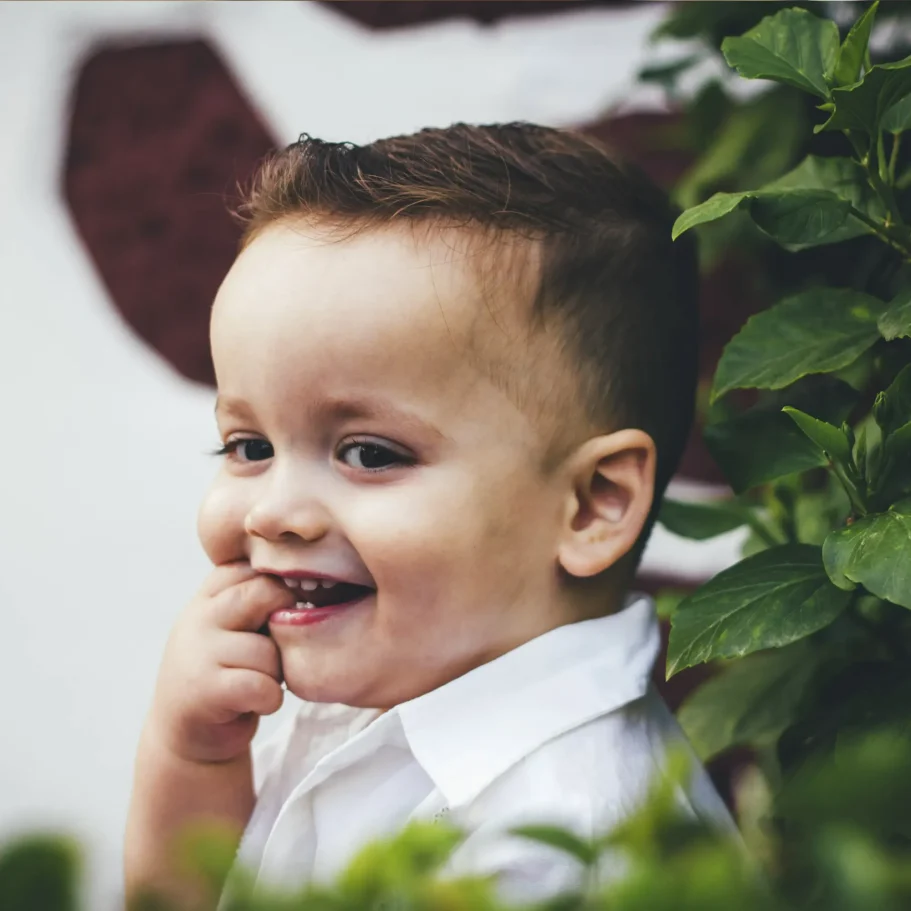 Niño pequeño posando con sonrisa natural en sesión fotográfica en Tenerife.