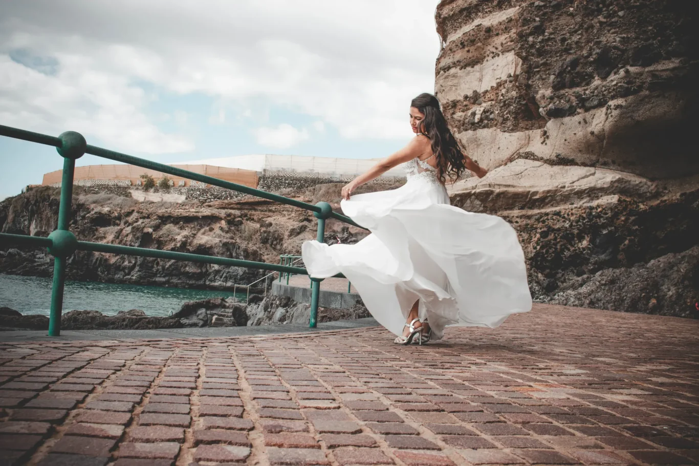 sesión de fotos de novia bailando frente al mar en Tenerife