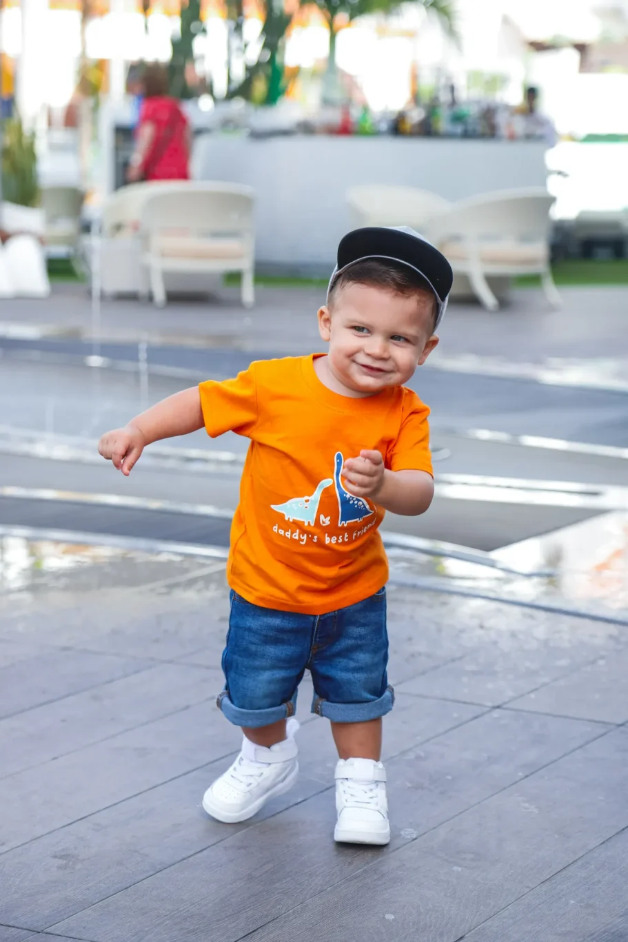Sesión de fotos infantil en Tenerife con niño jugando al aire libre.