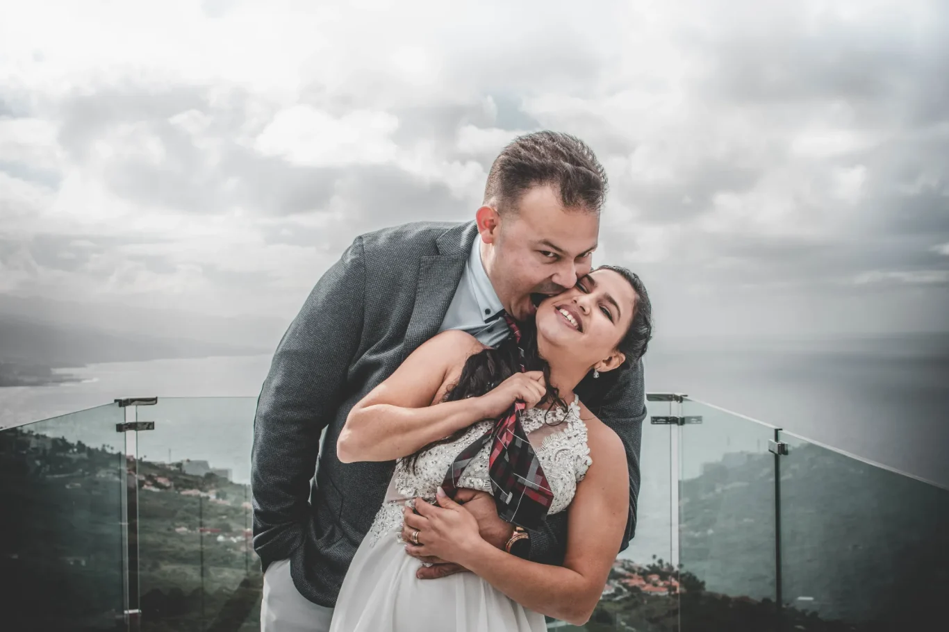 Pareja sonriente en sesión fotográfica de boda en Tenerife.