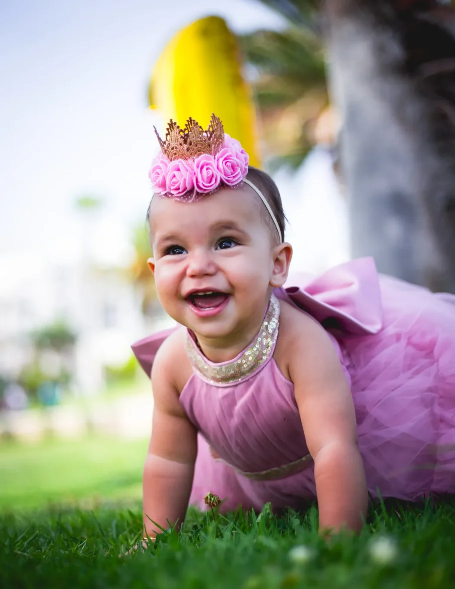 Sesión fotográfica de bebé en Tenerife con estilo natural y luminoso.