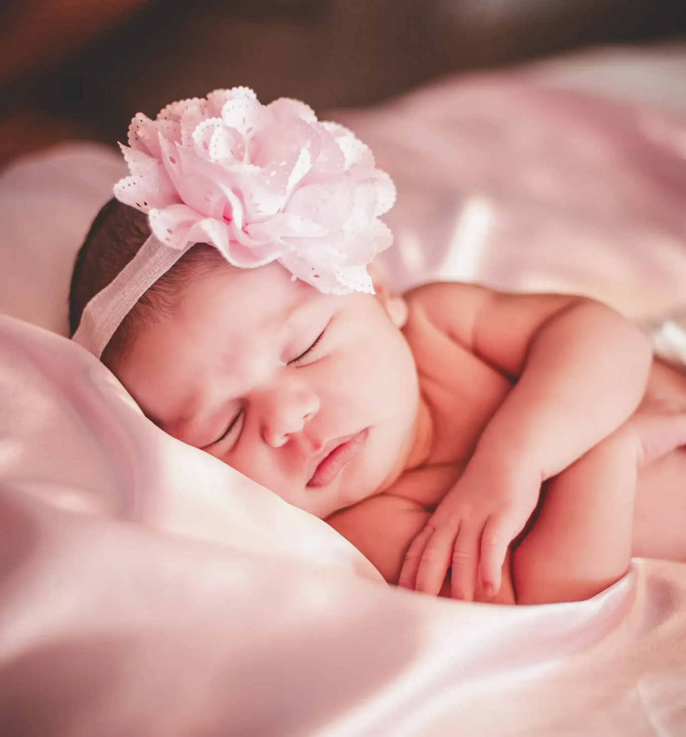 Bebé recién nacido envuelto en manta suave durante sesión fotográfica en Tenerife
