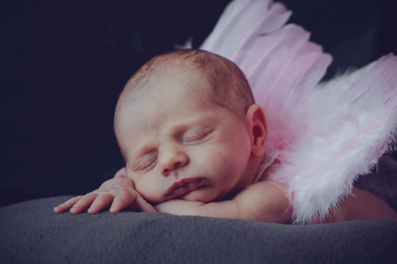 Fotografía artística de recién nacido en Tenerife, bebé posando con fondo neutro