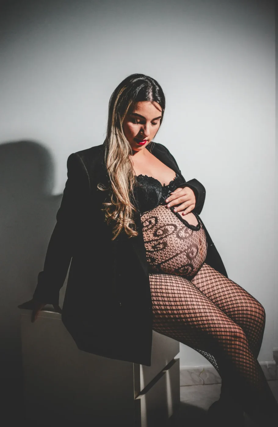 Mujer embarazada con vestido negro