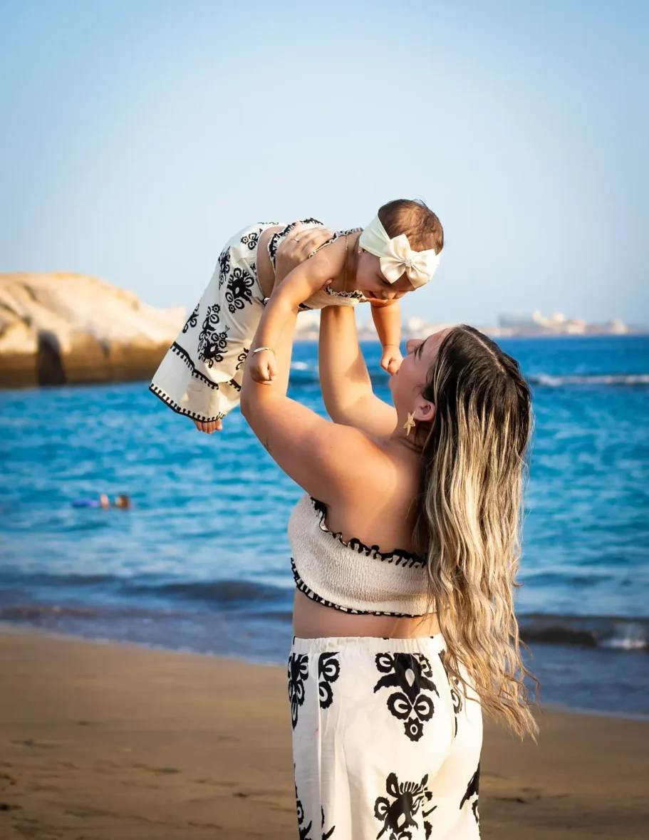 Sesión de fotos de recién nacido y mamá en Tenerife.