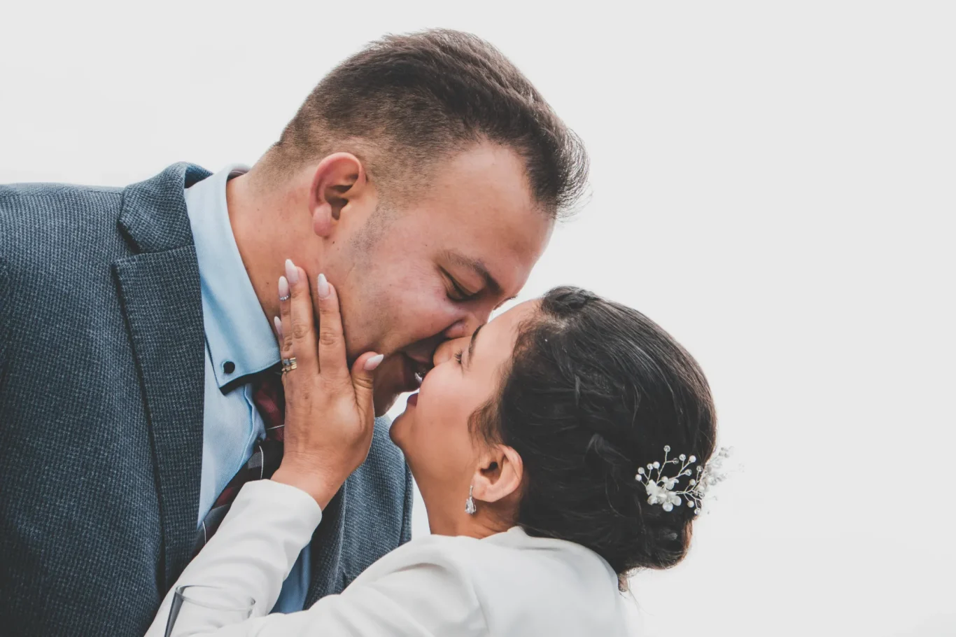 Sesión de fotos profesional de boda de pareja besandose al atardecer en tenerife