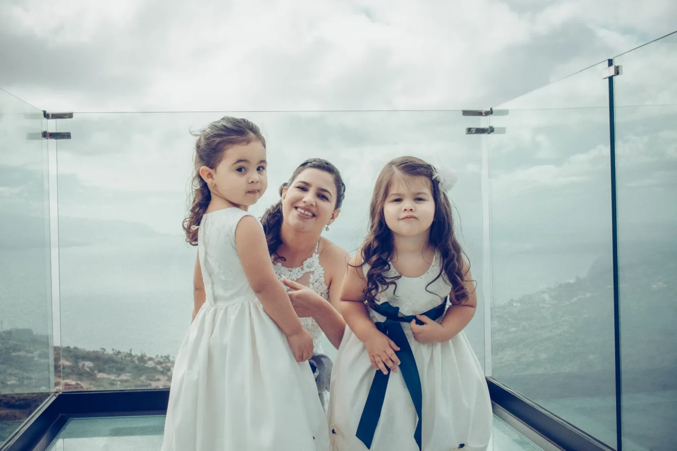 fotos de invitados de la boda, niñas llevando los anillos junto a la novia en tenerife