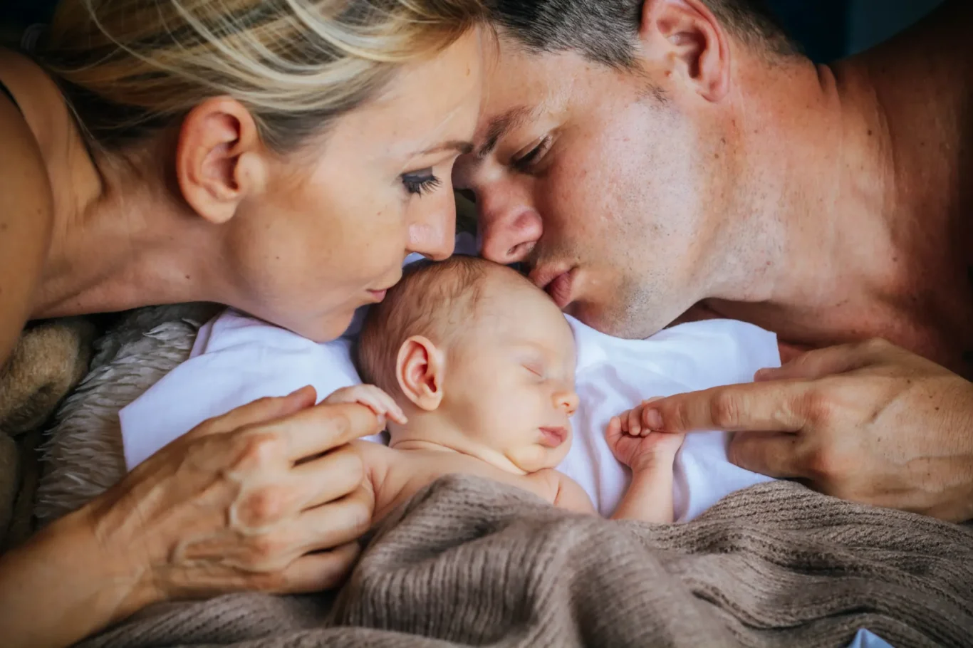 Fotos de recién nacidos abrazados por sus padres en Tenerife