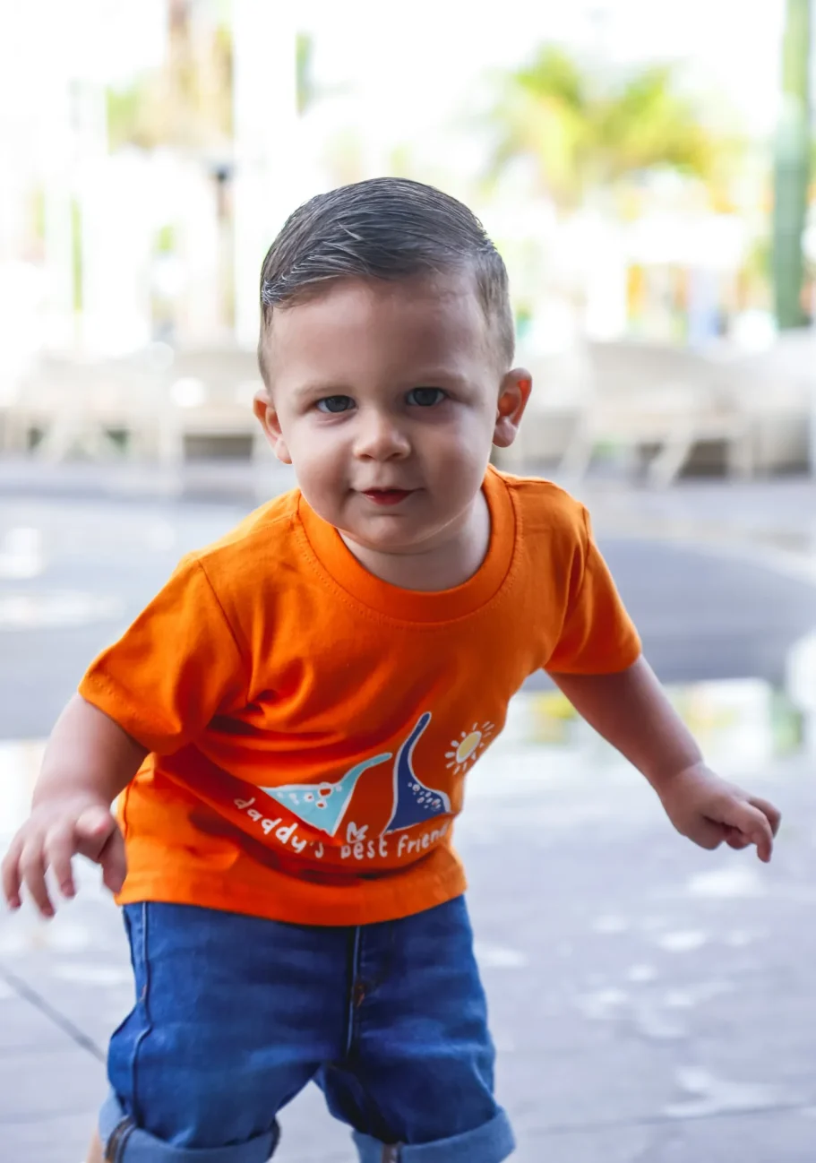 Bebé con mirada curiosa en sesión de fotos en Tenerife.