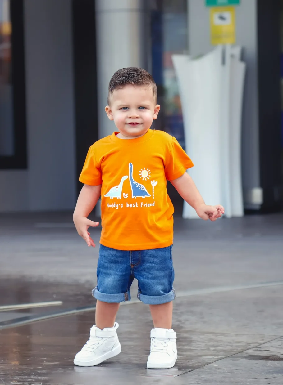 Niño corriendo en el parque de Tenerife durante sesión fotográfica.