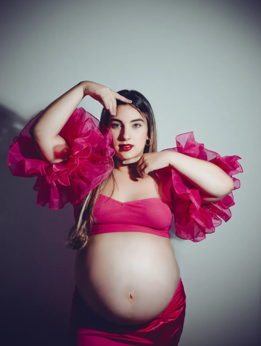 Sesión de fotos de maternidad con mamá embarazada en estudio profesional en Tenerife, fotografía artística y natural