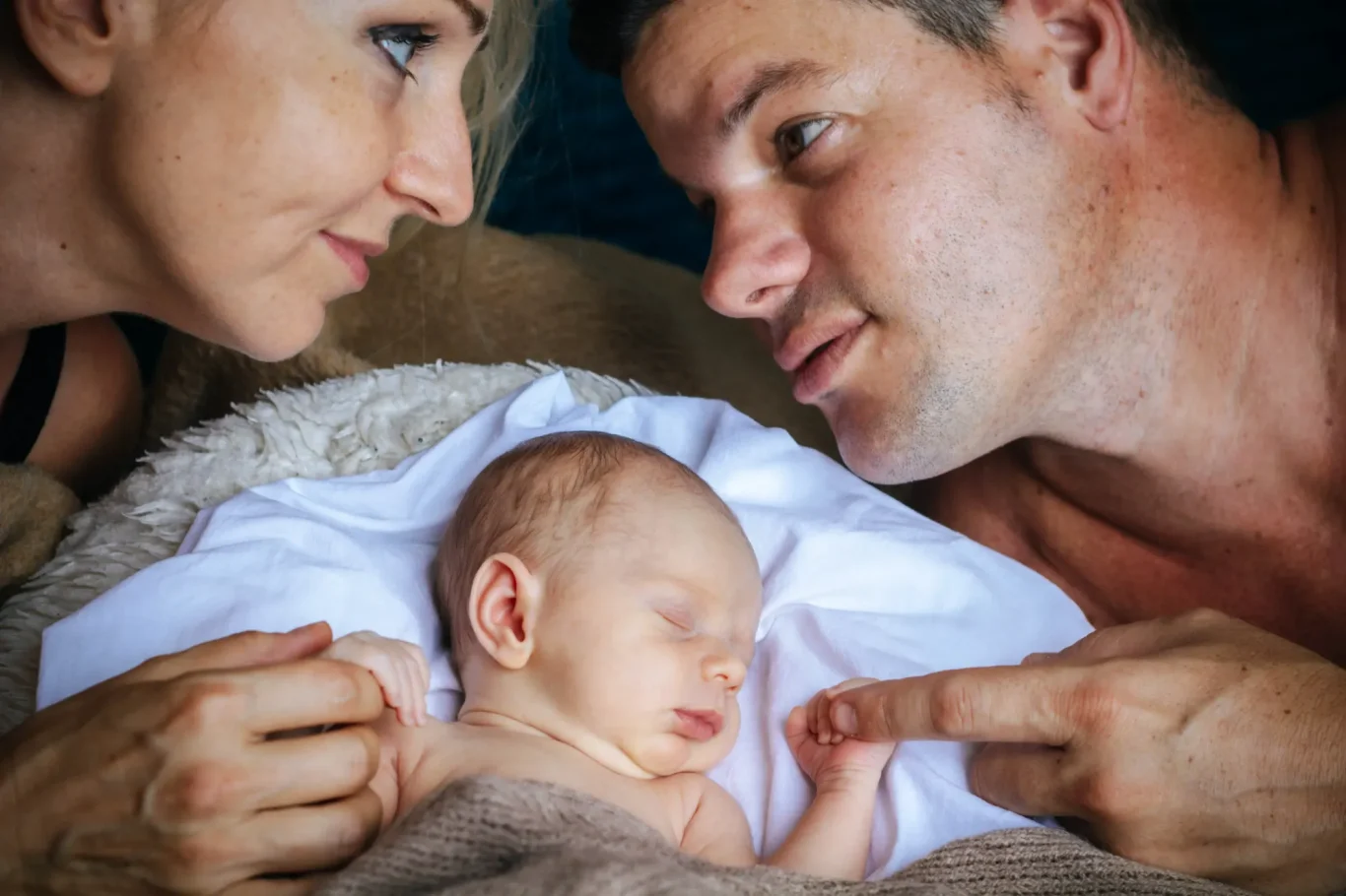 Fotos de recién nacidos abrazados por sus padres en Tenerife
