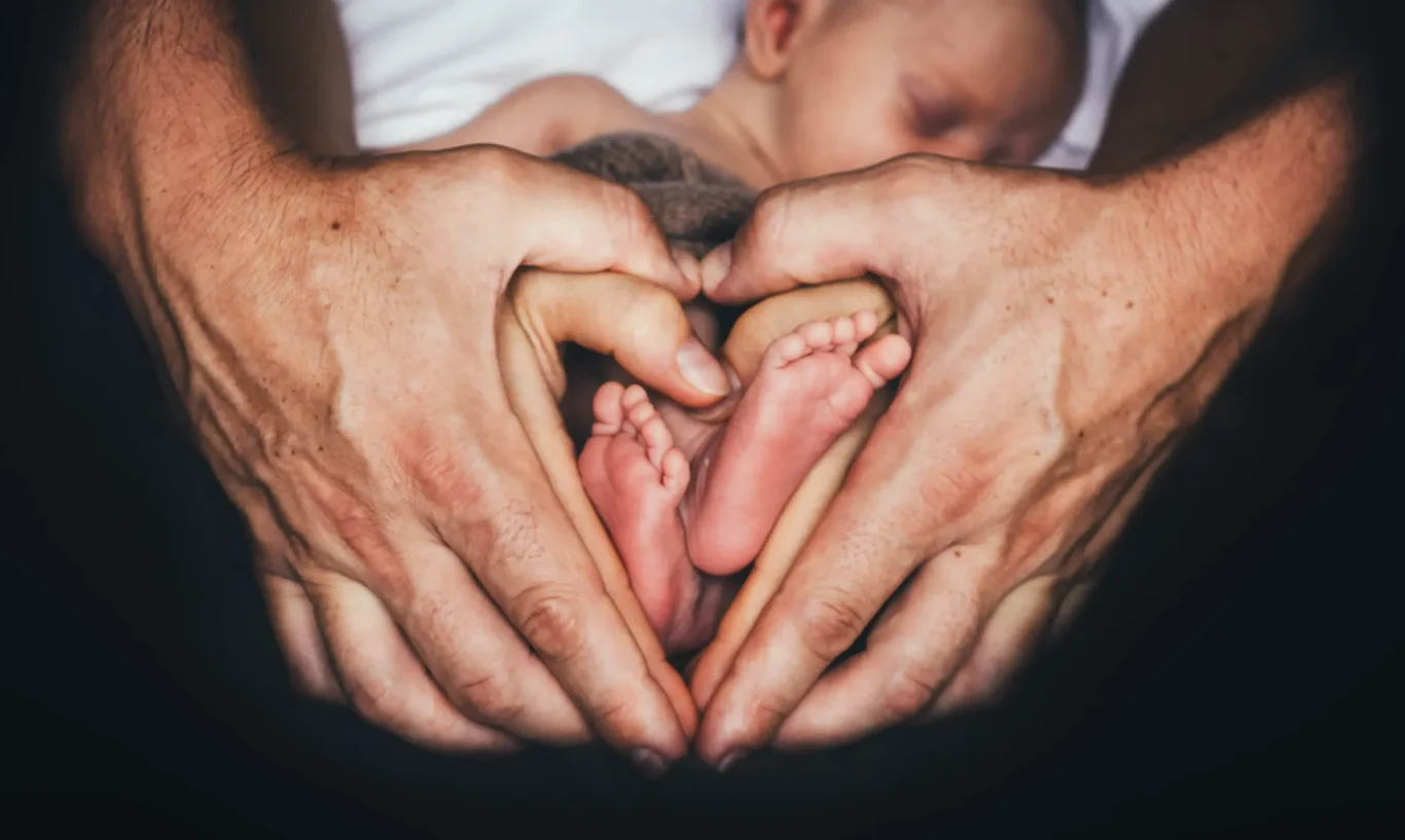 Fotografía de recién nacido, detalle de pies y manos de ambos padres en Tenerife