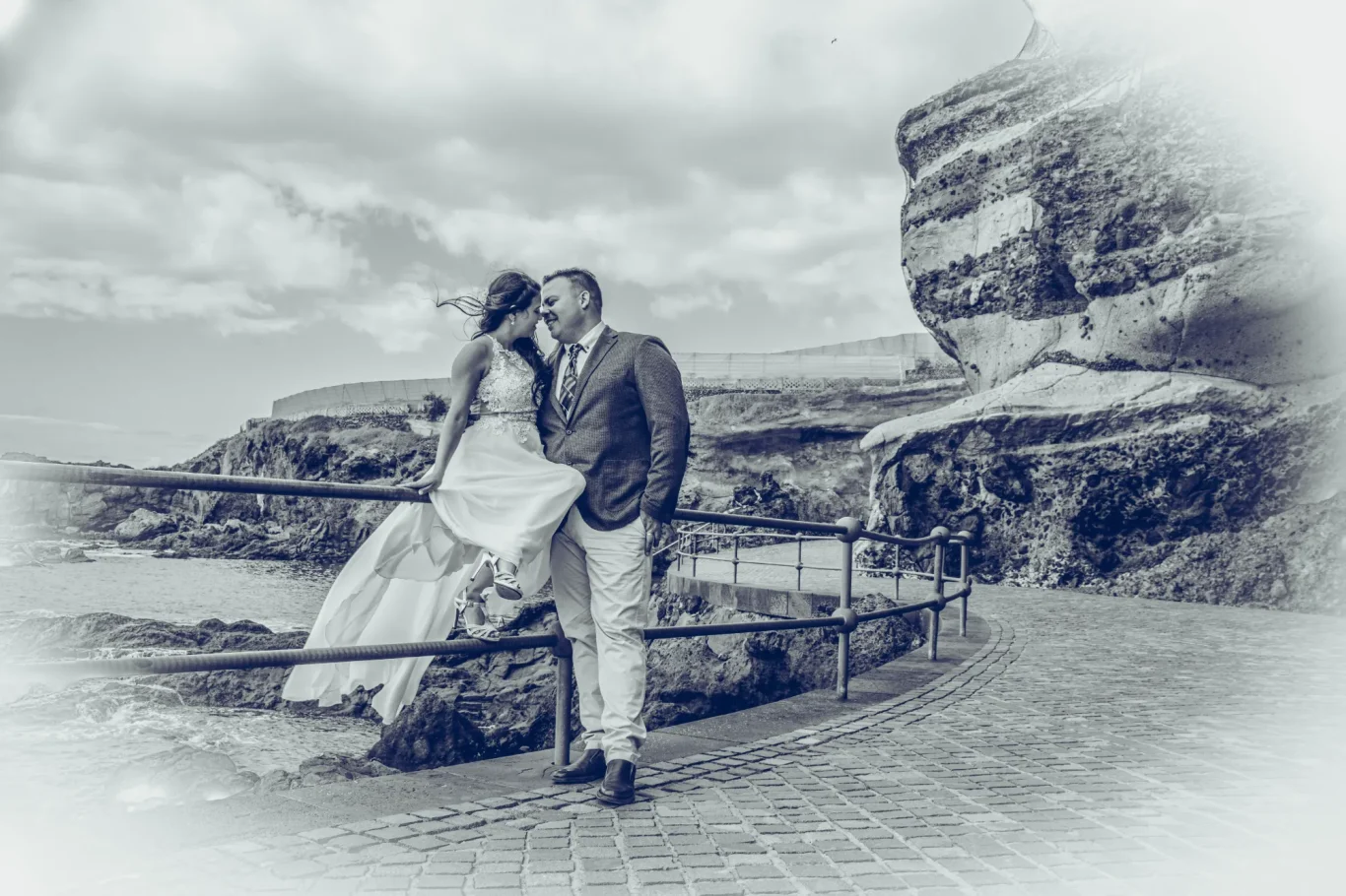 Novios caminando por la playa en sesión de fotos en Tenerife.