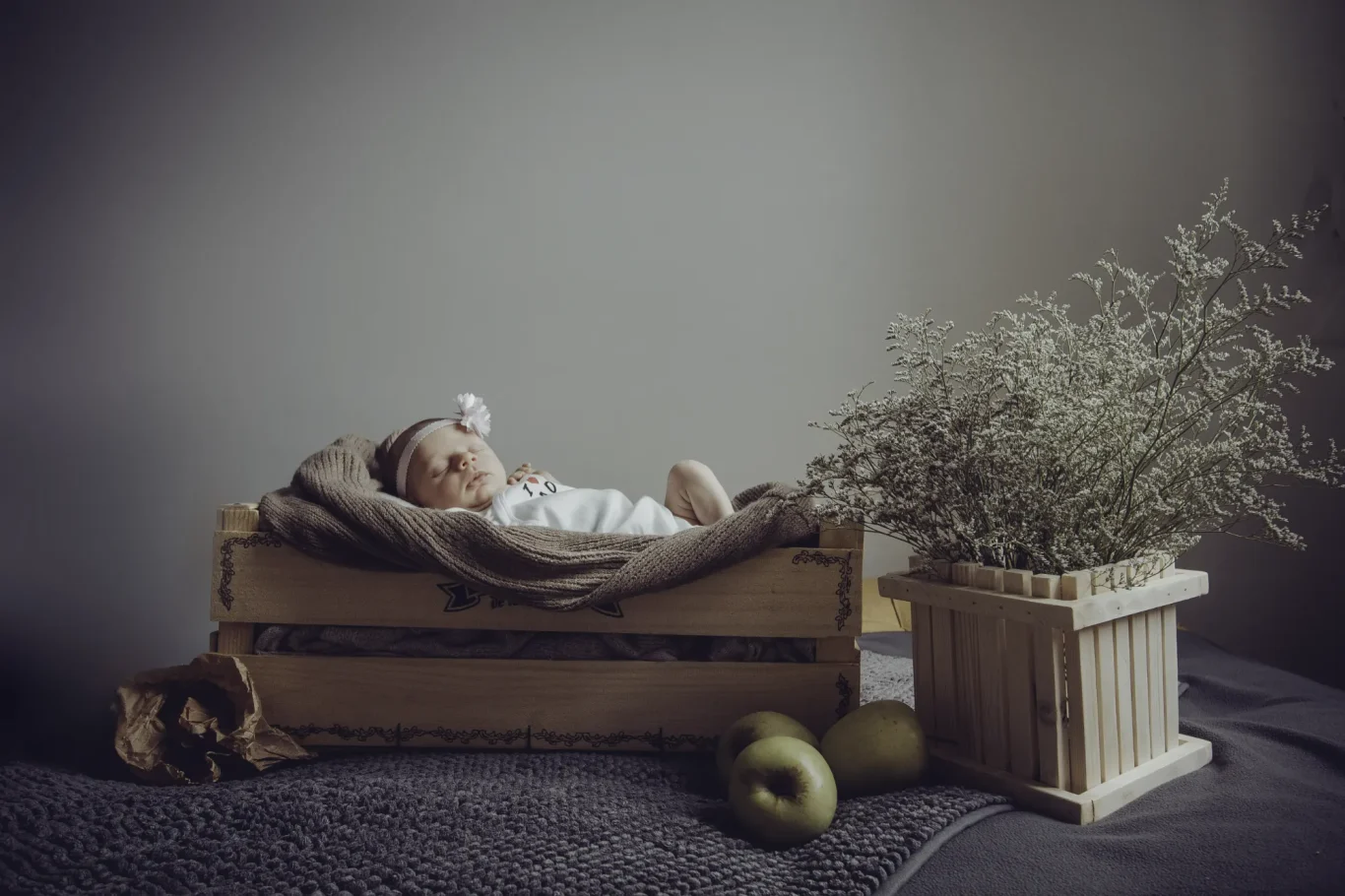 Fotos de recién nacido en set de estudio profesional y creativo