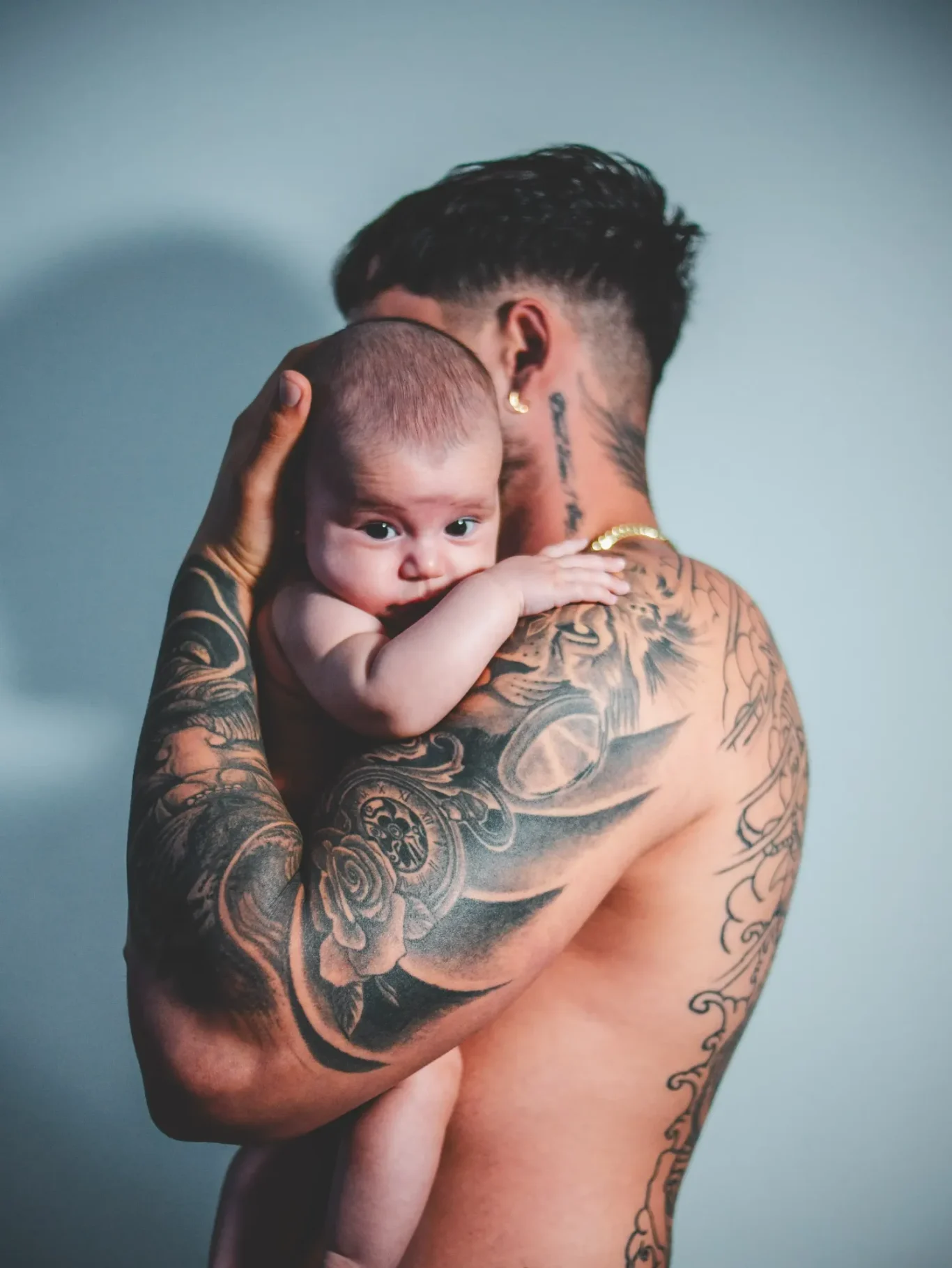 Padre besando a su recién nacido durante sesión de fotos en Tenerife.