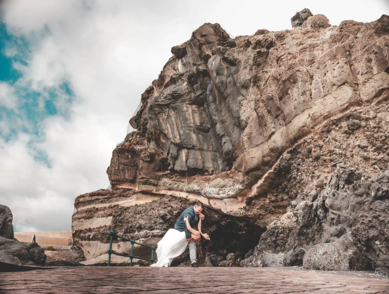 Sesión de pareja en Tenerife con paisajes naturales de fondo.