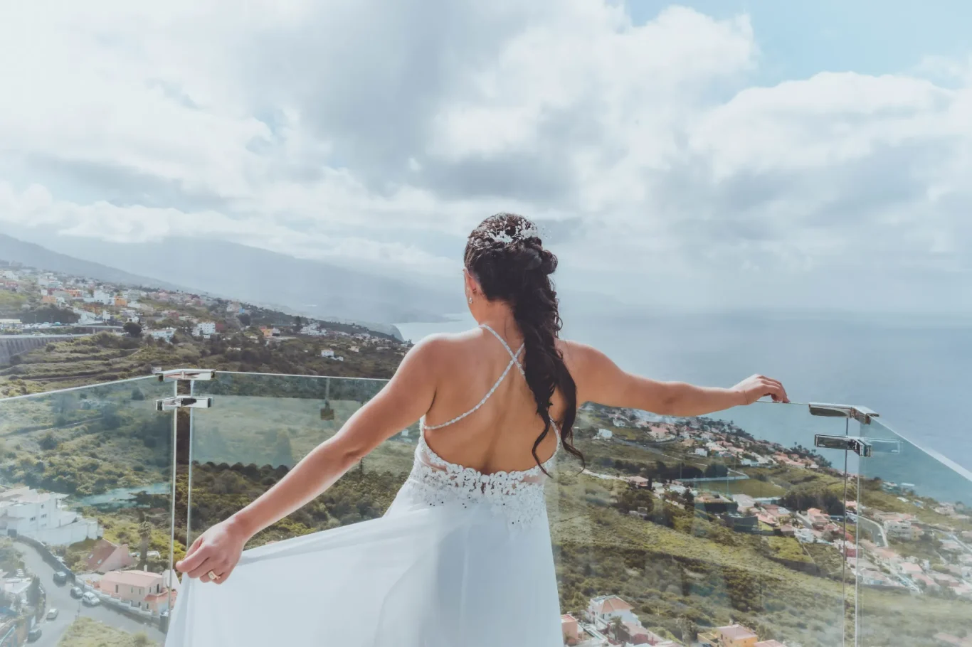 novia posando frente al mar en Tenerife
